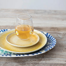 16oz Drinking Glass with Embedded Daisies